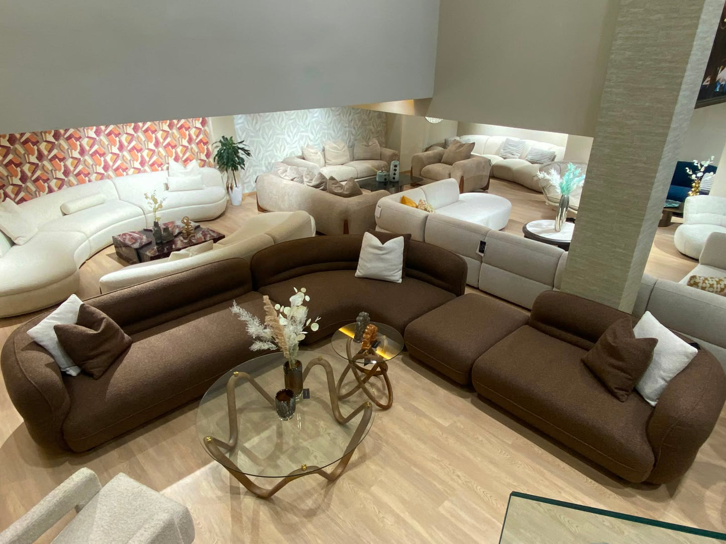 Canapé d'angle contemporain avec design arrondi, assise profonde et grand confort, idéal pour un salon moderne.