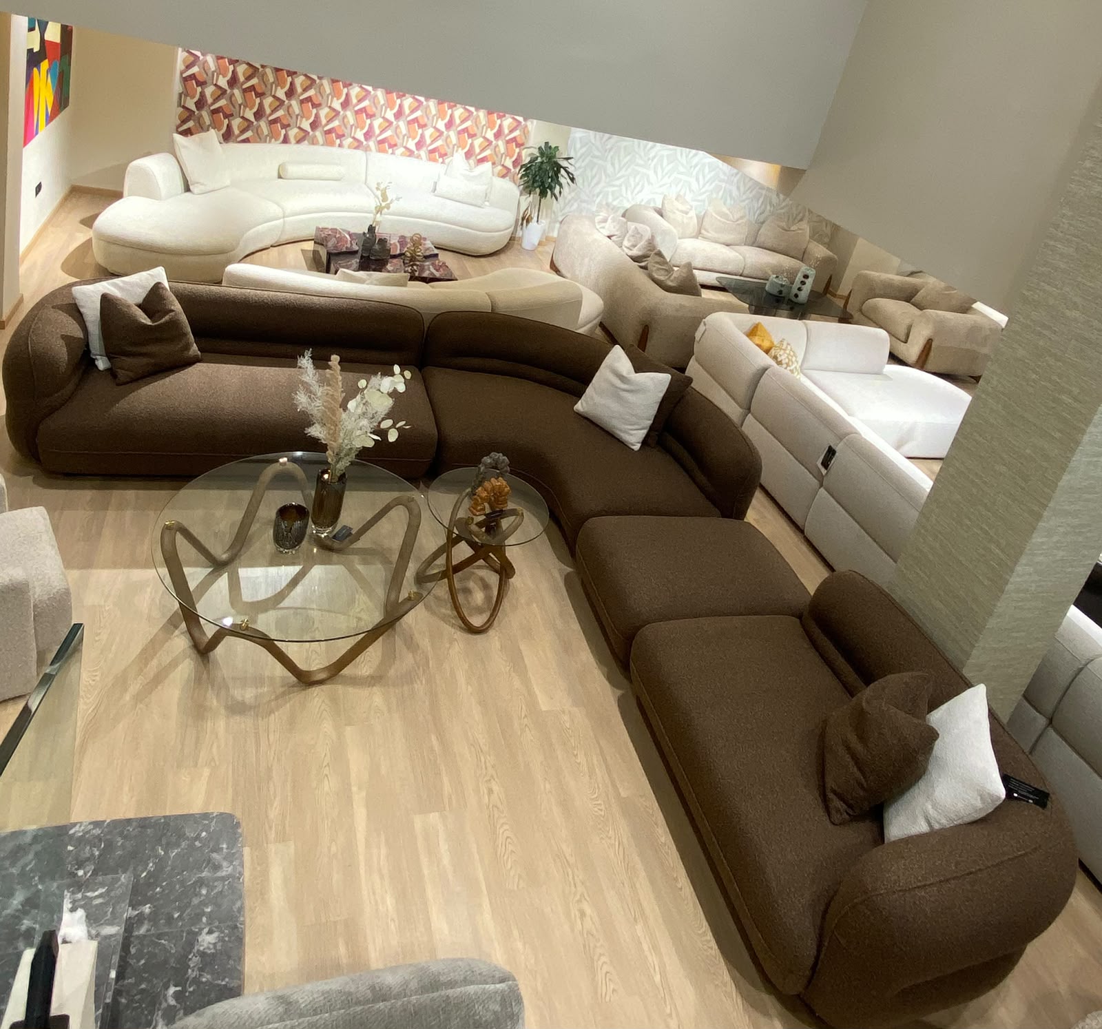 Canapé d'angle contemporain avec design arrondi, assise profonde et grand confort, idéal pour un salon moderne.