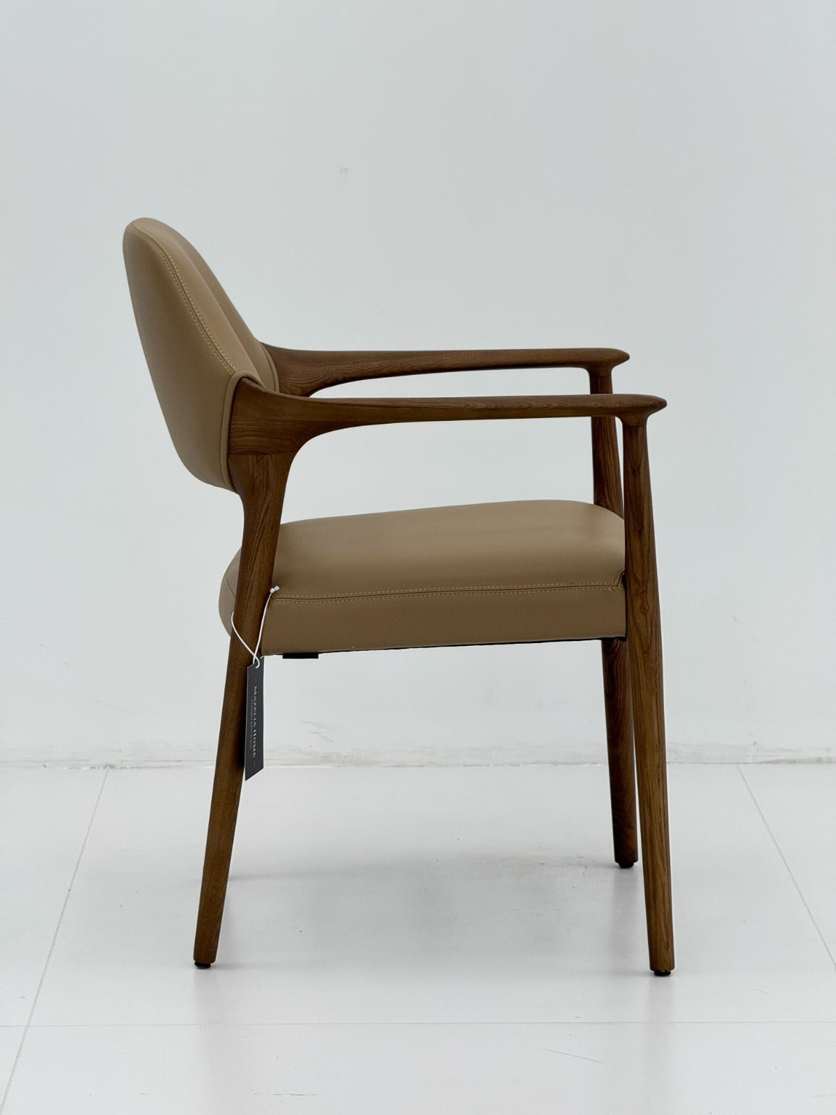 Chaise design avec structure en bois, accoudoirs élégants, assise et dossier rembourrés, idéale pour une salle à manger ou un espace professionnel
