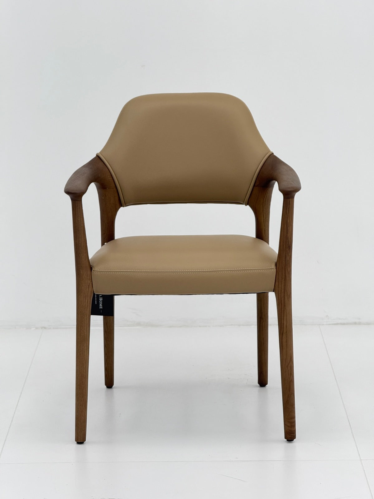 Chaise design avec structure en bois, accoudoirs élégants, assise et dossier rembourrés, idéale pour une salle à manger ou un espace professionnel