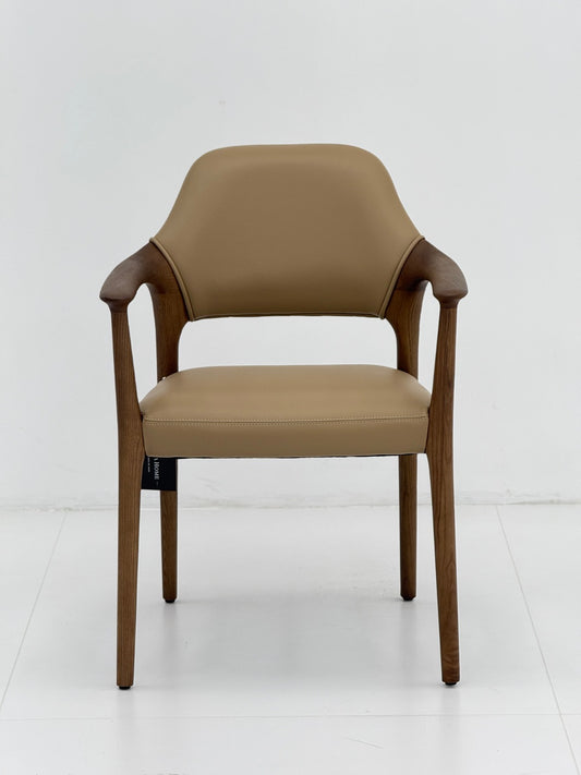 Chaise design avec structure en bois, accoudoirs élégants, assise et dossier rembourrés, idéale pour une salle à manger ou un espace professionnel