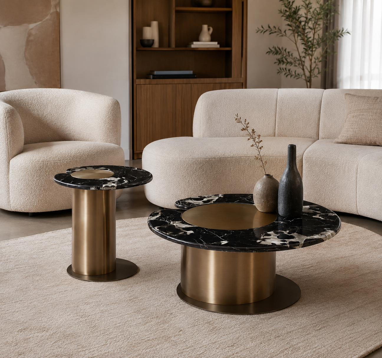 Duo de tables basses Como en marbre avec pieds cylindriques, au design contemporain et élégant.