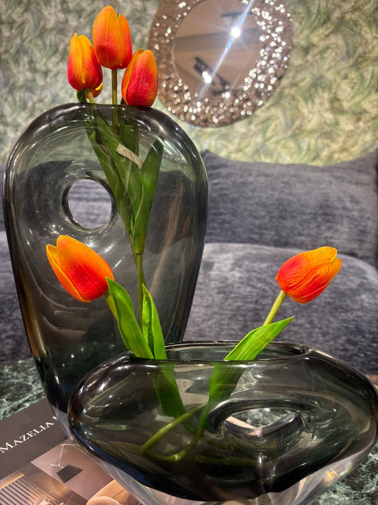 Vase design en verre fumé avec forme organique et ouverture centrale, décoré de tulipes orange
