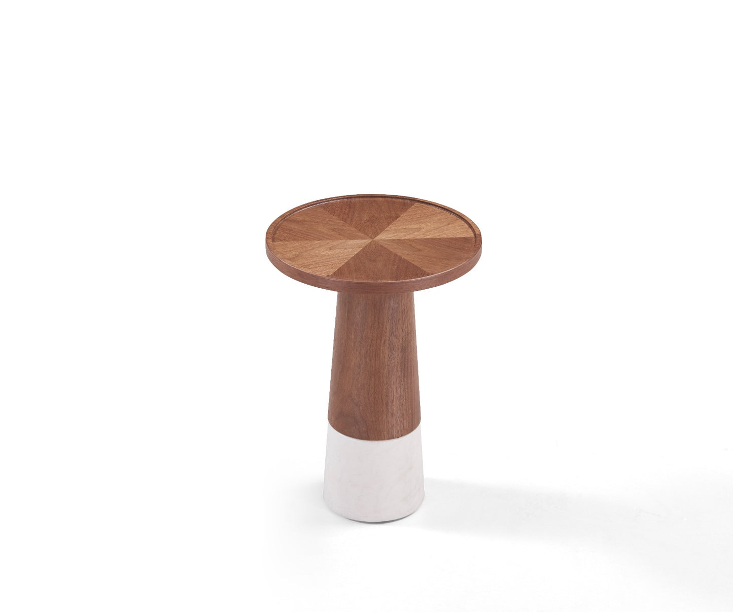 Table basse ronde en bois et marbre avec plateau à motif géométrique, installée dans un salon moderne