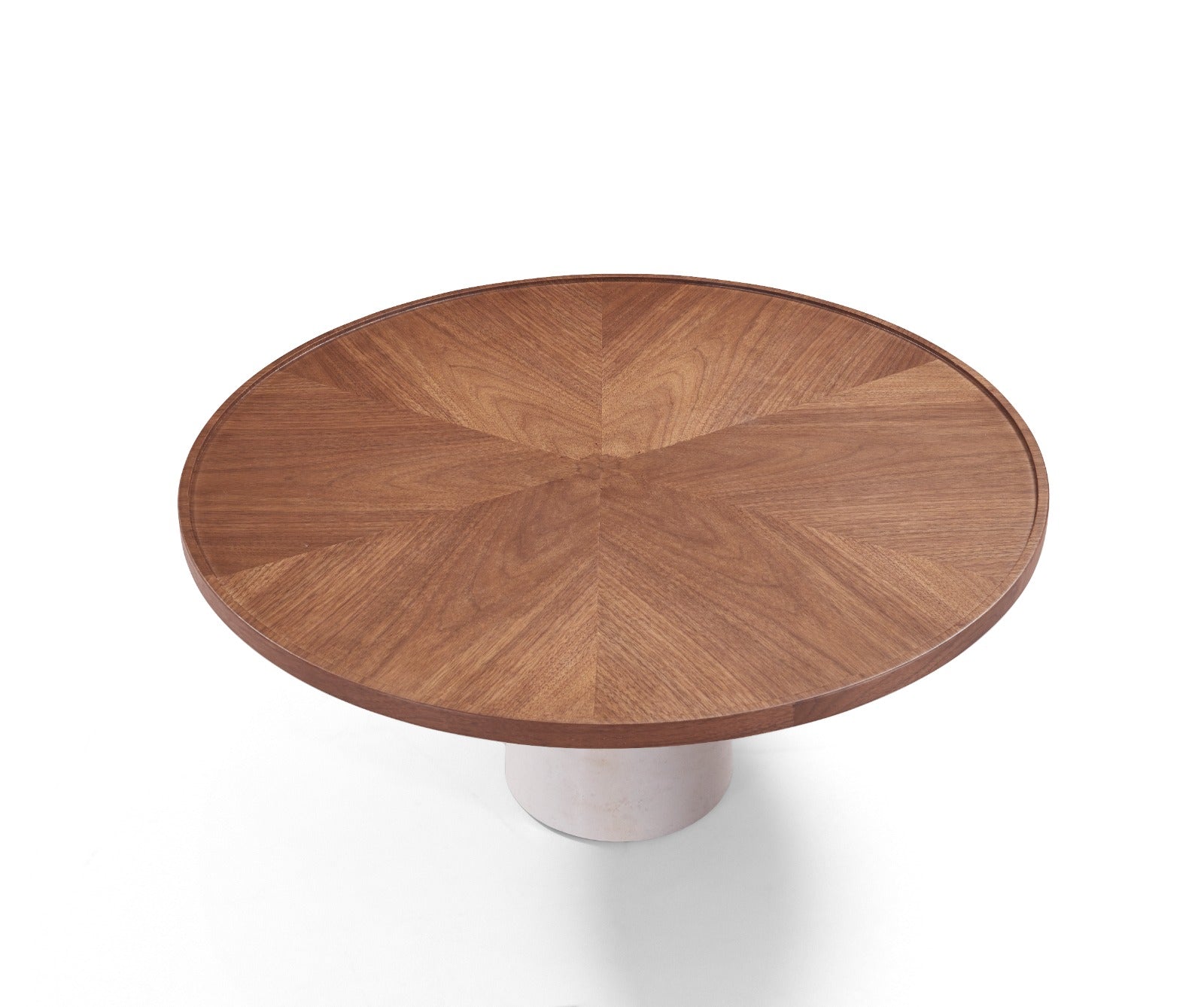 Table basse ronde en bois et marbre avec plateau à motif géométrique, installée dans un salon moderne