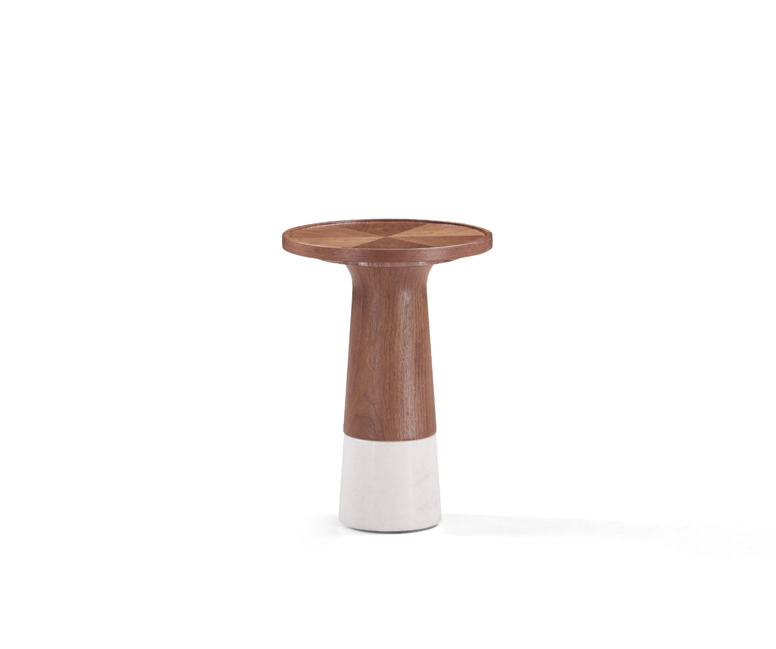 Table basse ronde en bois et marbre avec plateau à motif géométrique, installée dans un salon moderne