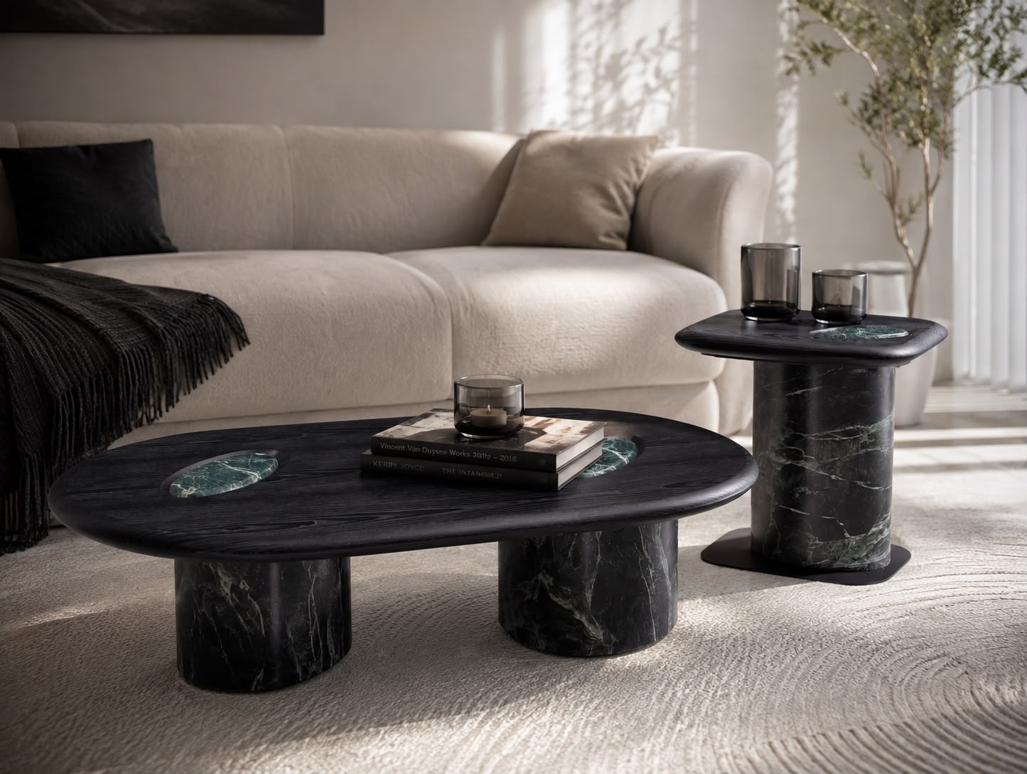 Duo Maryland composé d’une table basse ovale et d’une table d’appoint avec plateau en bois et inserts en marbre naturel.