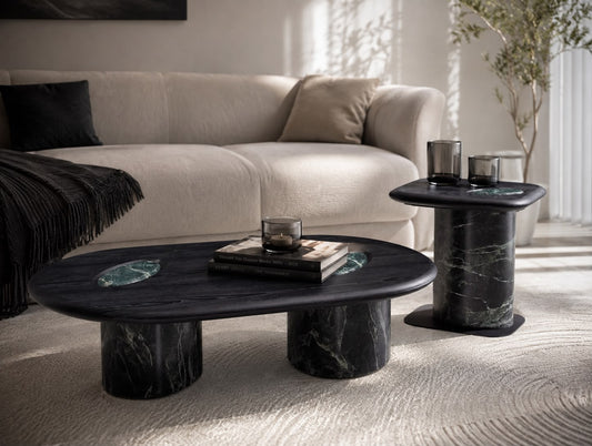 Duo Maryland composé d’une table basse ovale et d’une table d’appoint avec plateau en bois et inserts en marbre naturel.