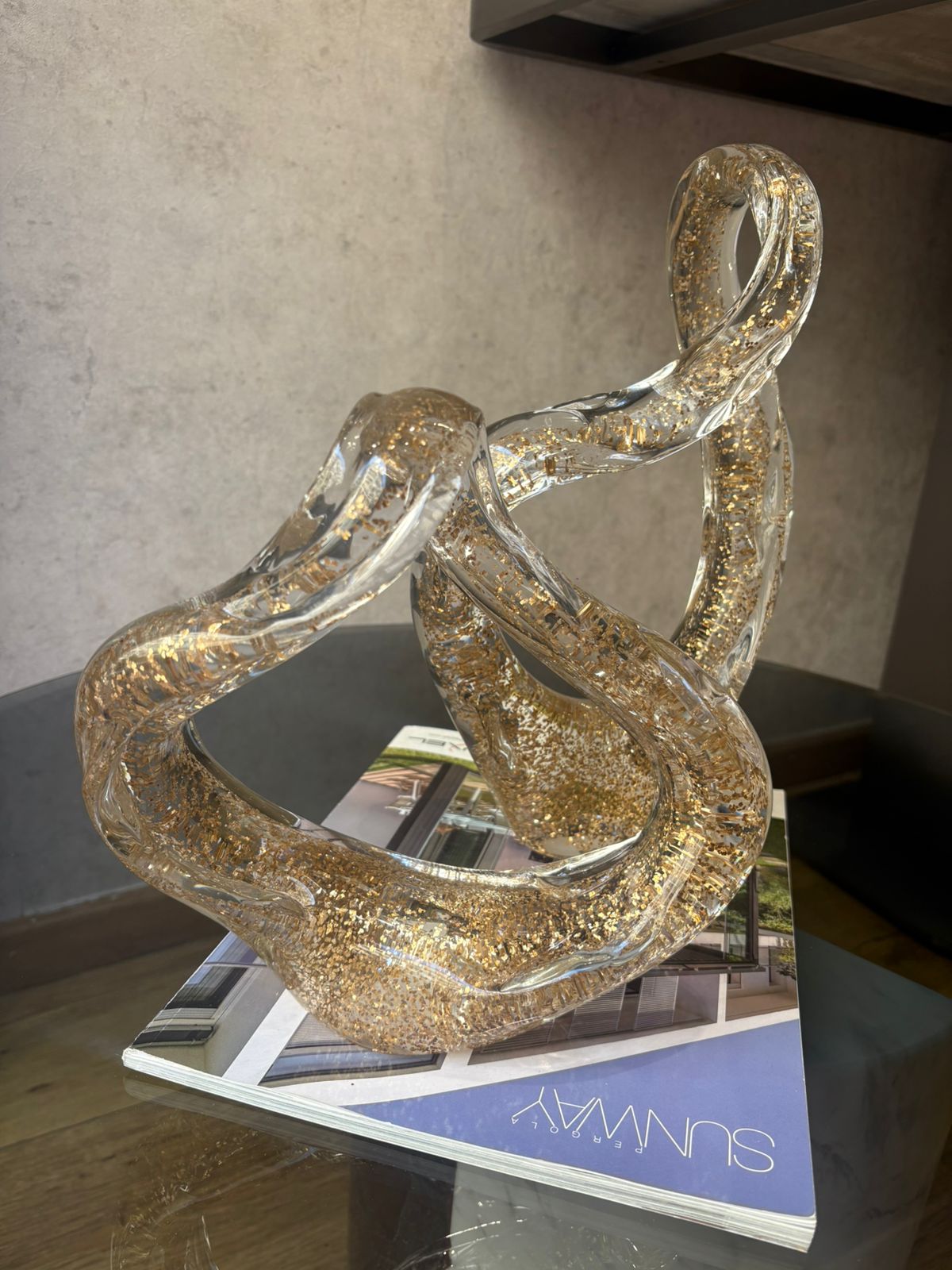 Sculpture décorative en verre transparent avec paillettes dorées, design moderne abstrait