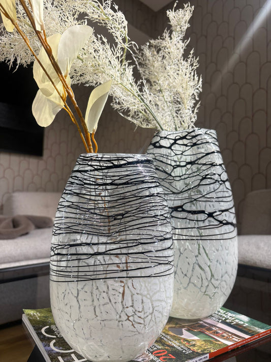 Duo de vases décoratifs en verre blanc craquelé avec motifs noirs, design moderne avec branches décoratives, idéal pour salon élégant.