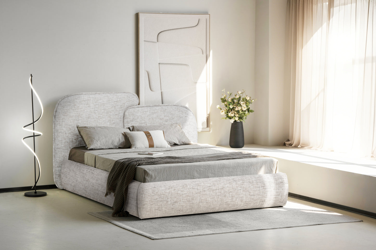 Tête de lit moderne avec rangement intégré en tissu beige clair pour chambre élégante et contemporaine.