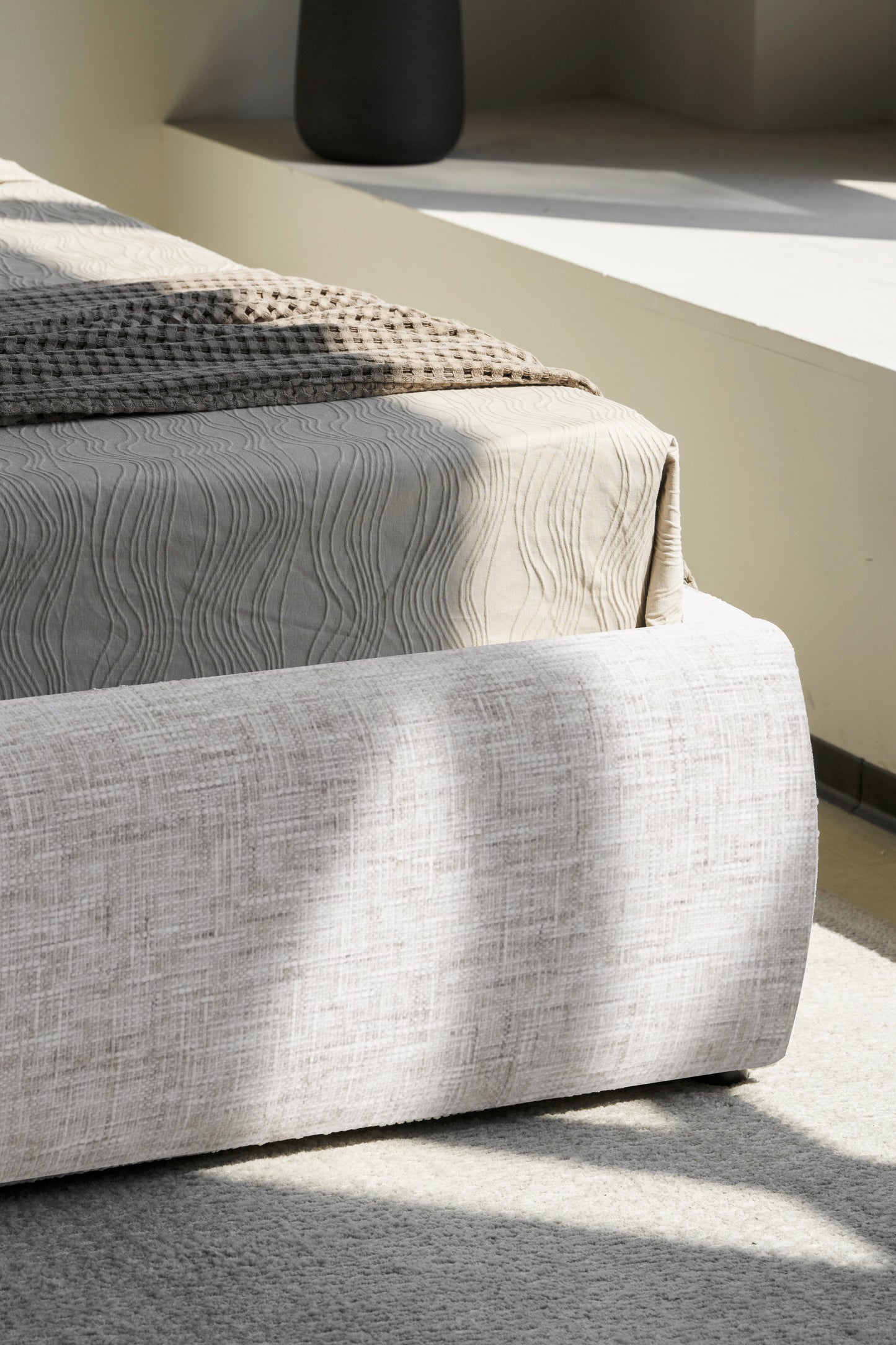 Tête de lit moderne avec rangement intégré en tissu beige clair pour chambre élégante et contemporaine.