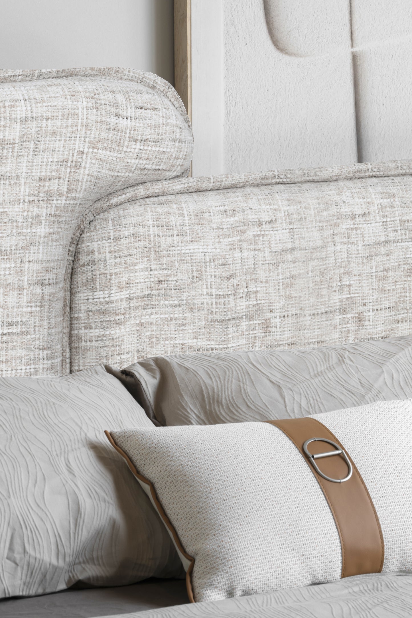 Tête de lit moderne avec rangement intégré en tissu beige clair pour chambre élégante et contemporaine.