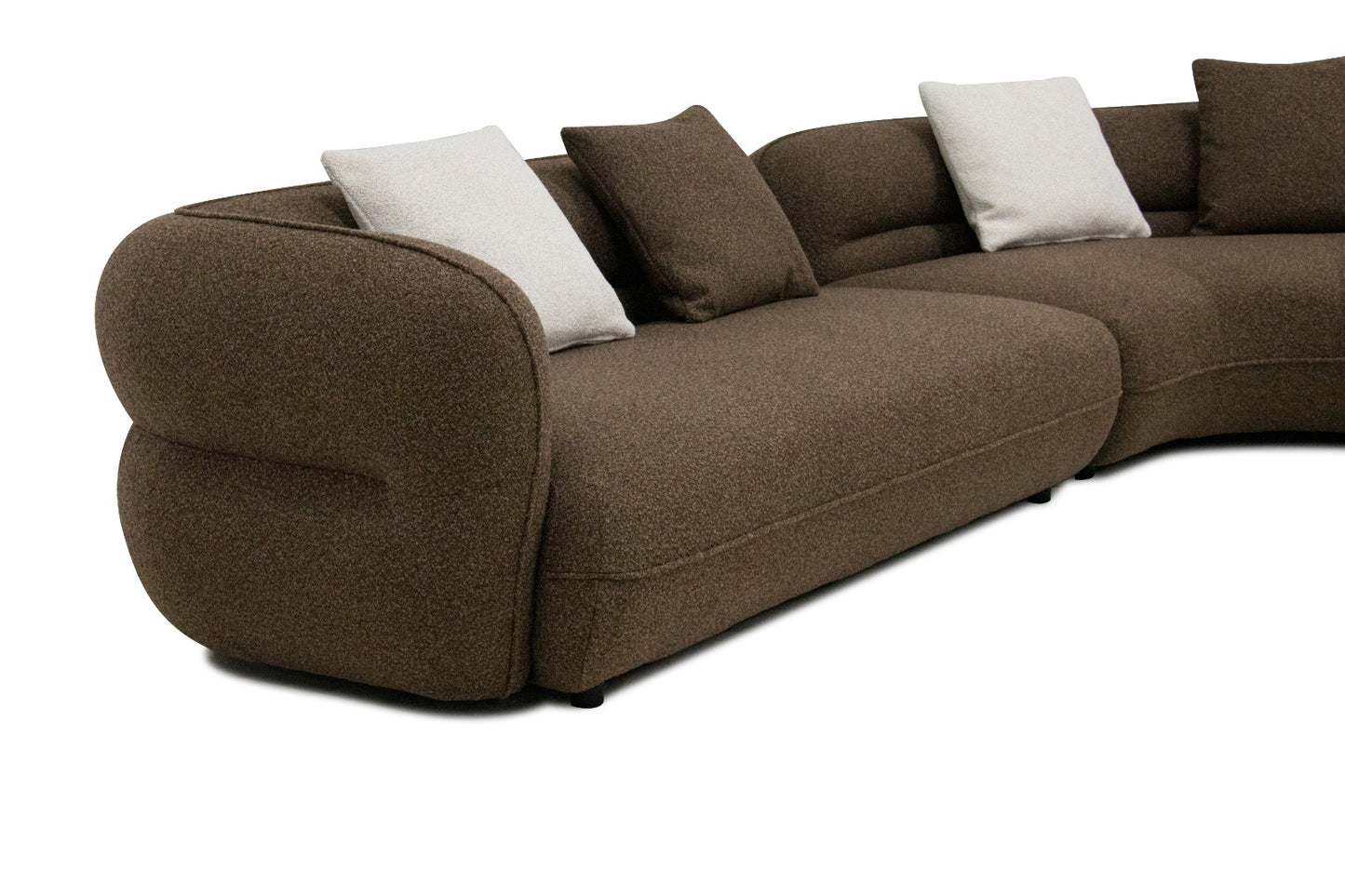 Canapé d'angle contemporain avec design arrondi, assise profonde et grand confort, idéal pour un salon moderne.