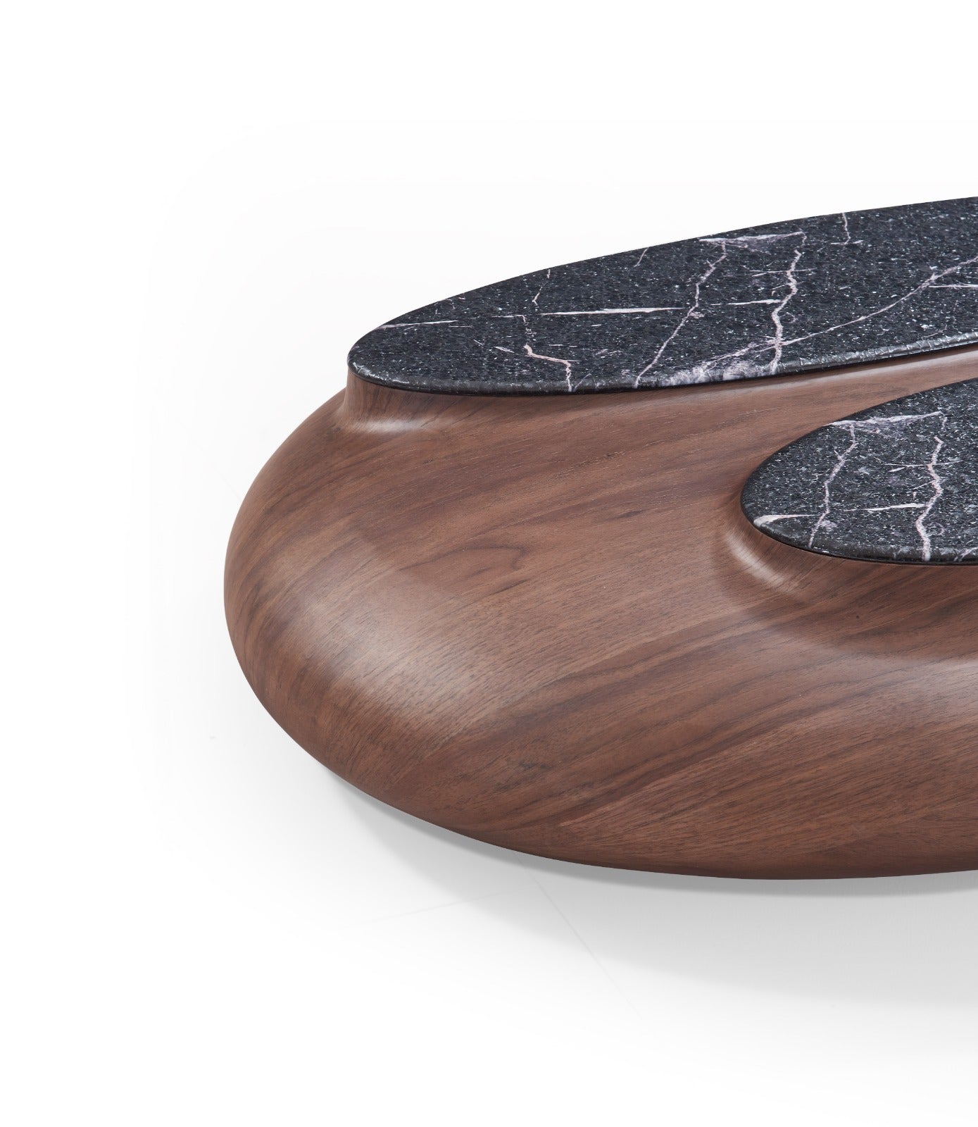 Table basse ovale en bois avec plateau en marbre noir veiné blanc, accompagnée d’une petite table d’appoint assortie, dans un salon moderne et élégant.