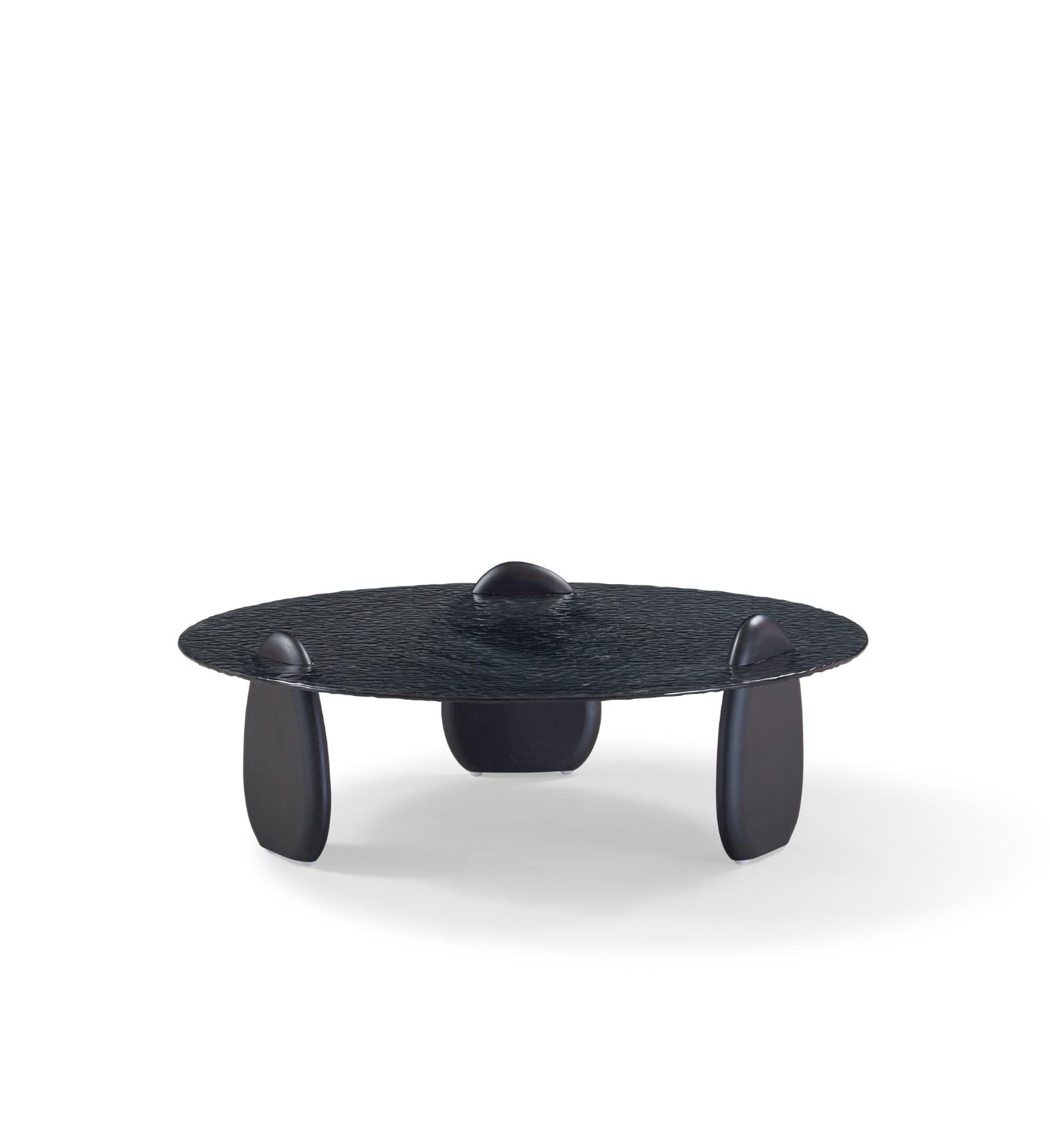 Table basse ronde au design sculptural avec plateau texturé et pieds arrondis, idéale pour un salon moderne.