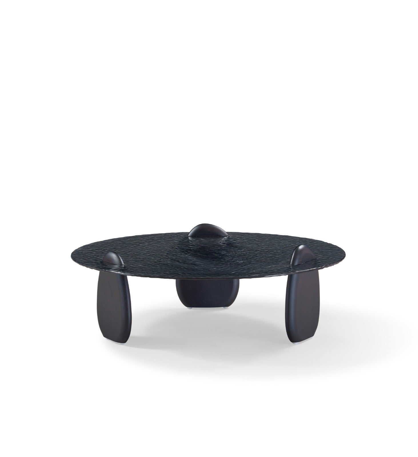 Table basse ronde au design sculptural avec plateau texturé et pieds arrondis, idéale pour un salon moderne.