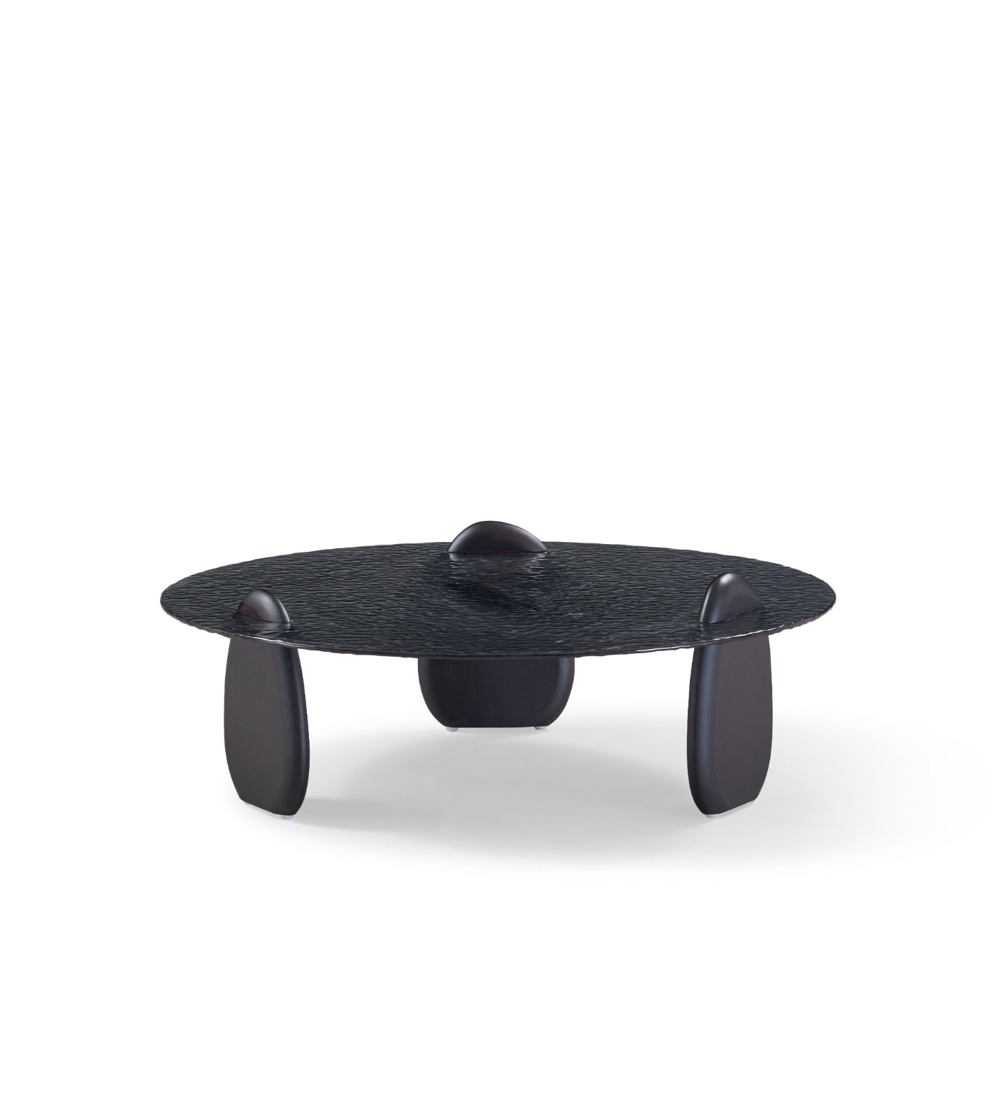 Table basse ronde au design sculptural avec plateau texturé et pieds arrondis, idéale pour un salon moderne.