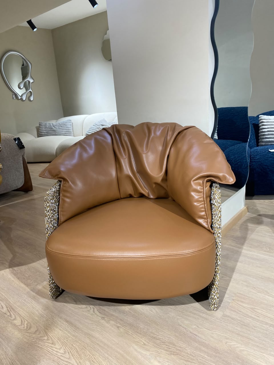 Bergère contemporaine avec assise confortable, dossier enveloppant et finitions tressées, idéale pour un salon élégant.