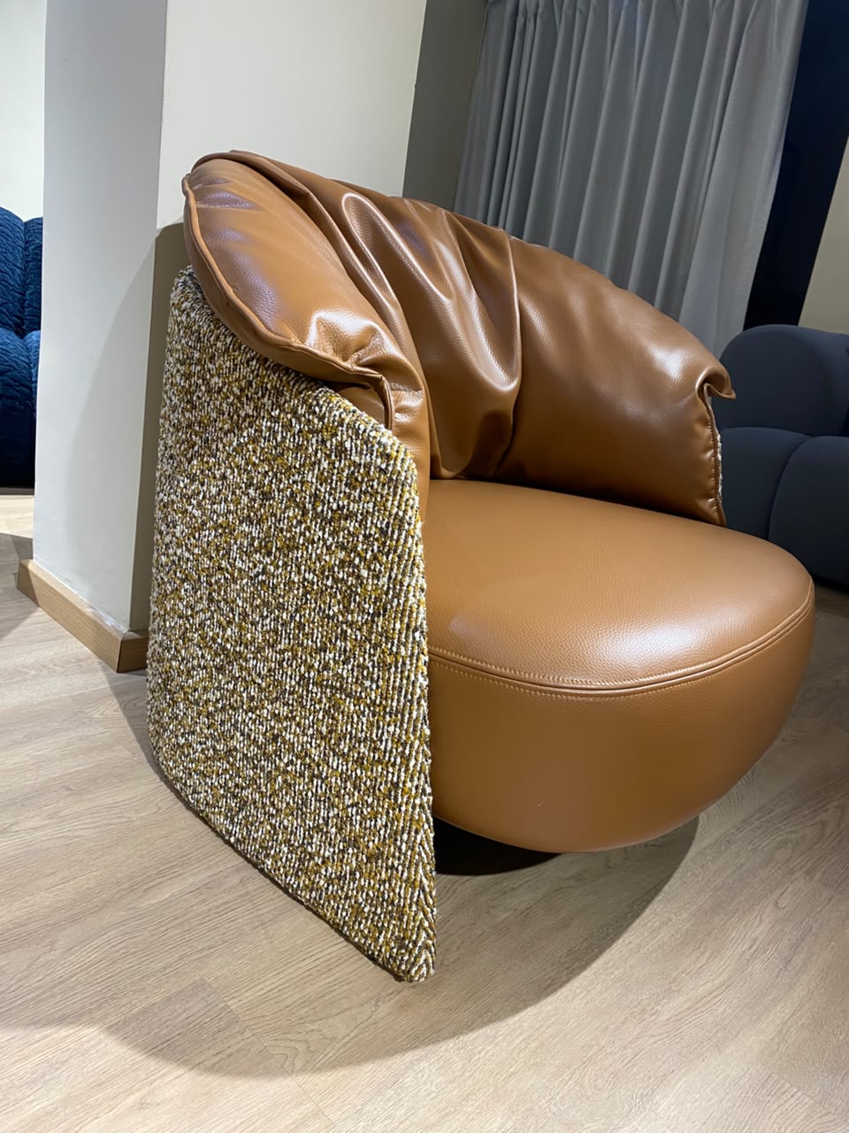 Bergère contemporaine avec assise confortable, dossier enveloppant et finitions tressées, idéale pour un salon élégant.