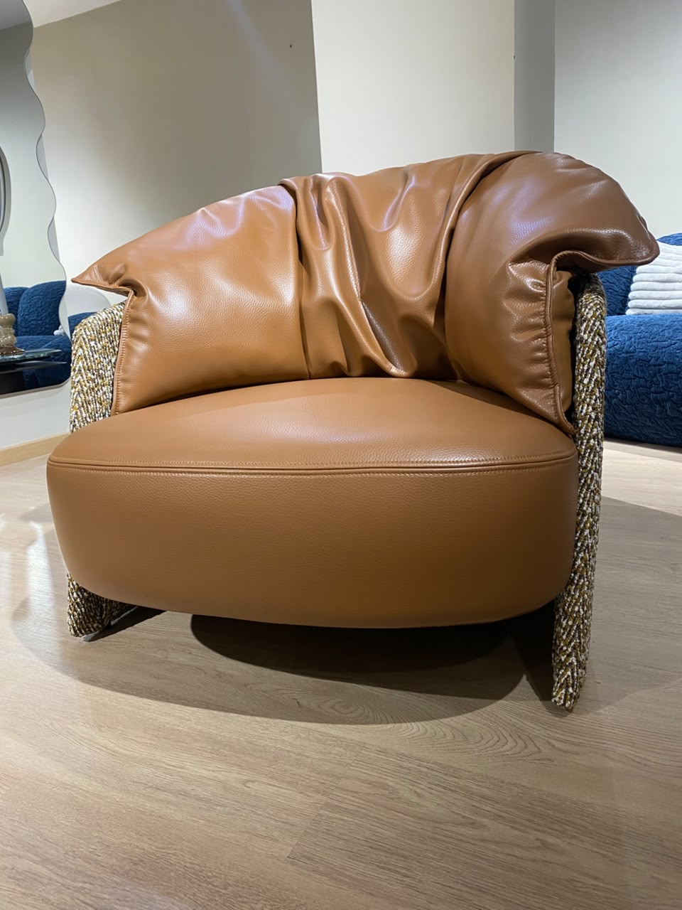 Bergère contemporaine avec assise confortable, dossier enveloppant et finitions tressées, idéale pour un salon élégant.