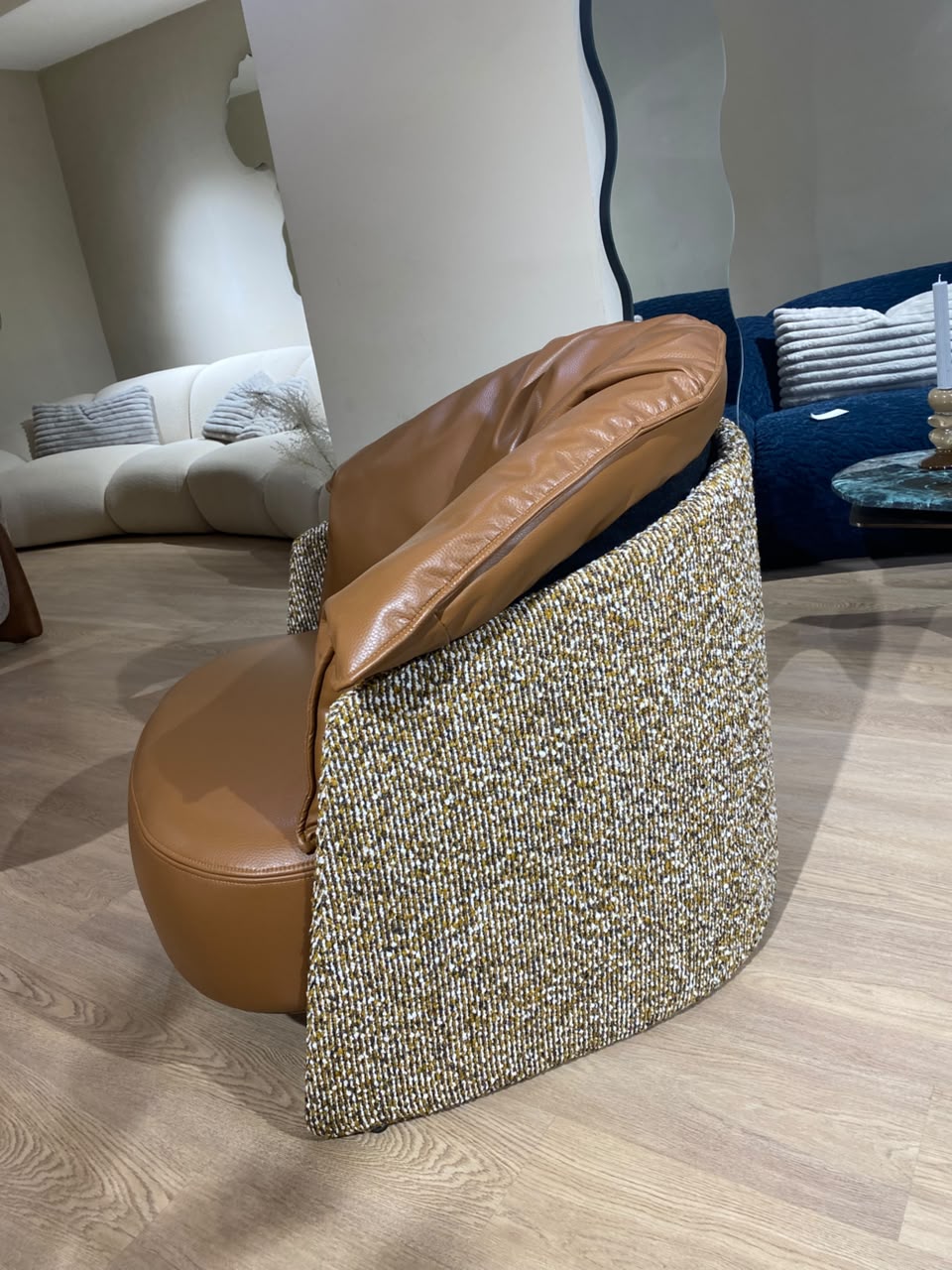 Bergère contemporaine avec assise confortable, dossier enveloppant et finitions tressées, idéale pour un salon élégant.