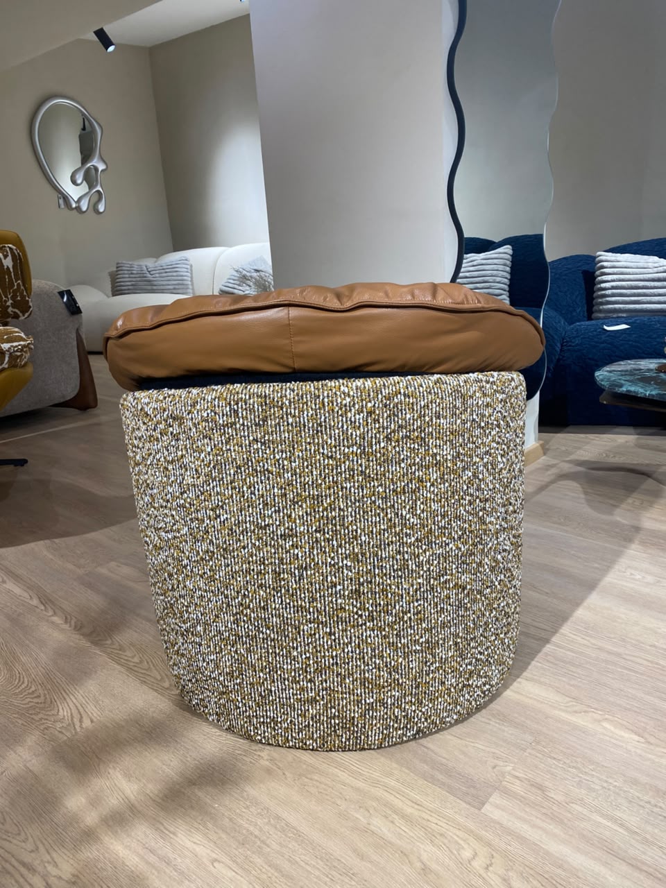 Bergère contemporaine avec assise confortable, dossier enveloppant et finitions tressées, idéale pour un salon élégant.