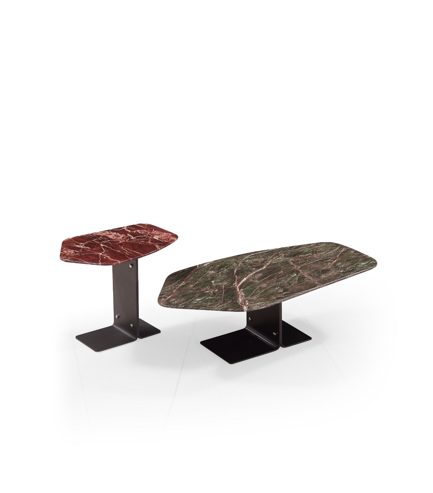 Duo de tables basses Kansas en marbre naturel aux formes organiques et structure métallique.