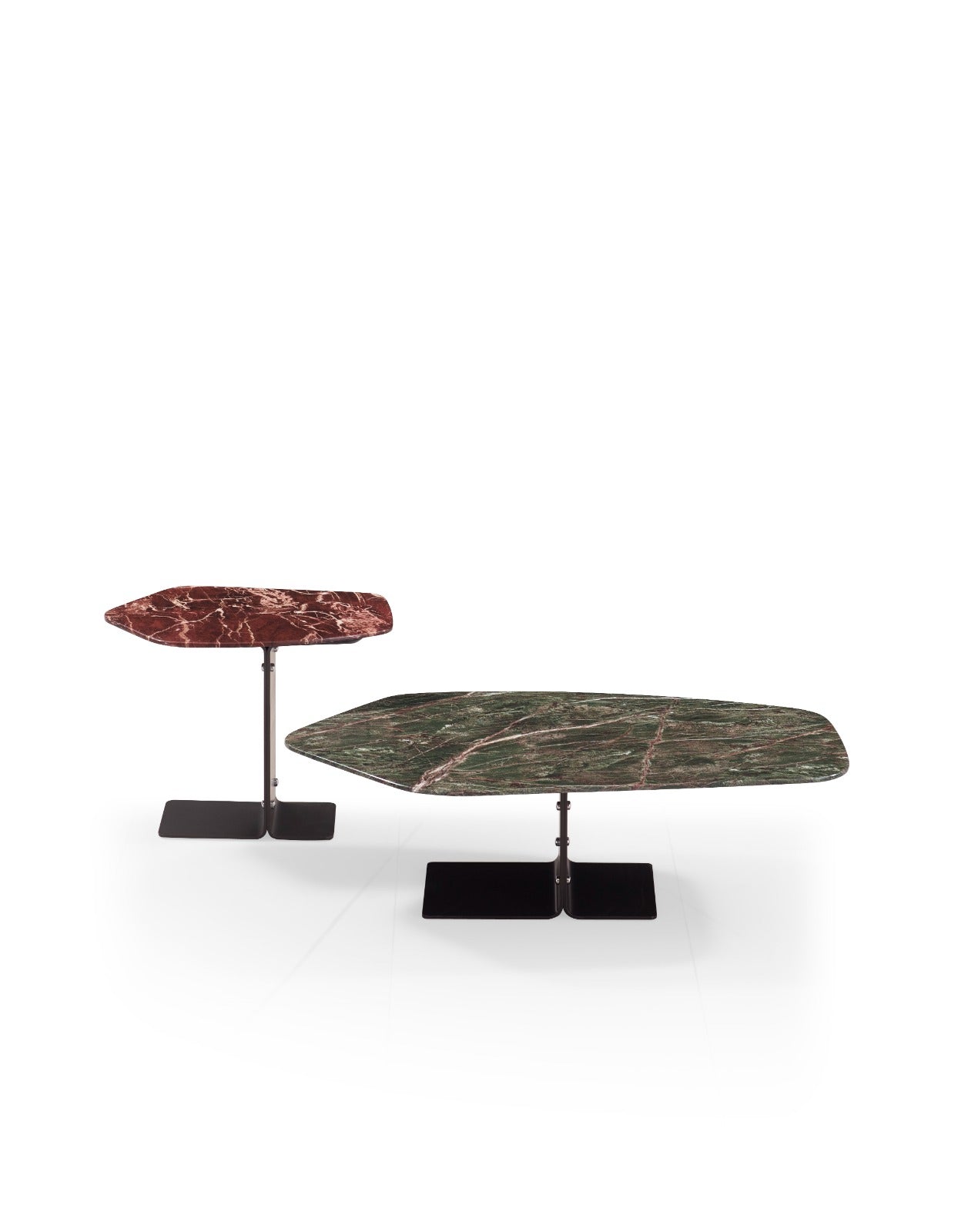 Duo de tables basses Kansas en marbre naturel aux formes organiques et structure métallique.