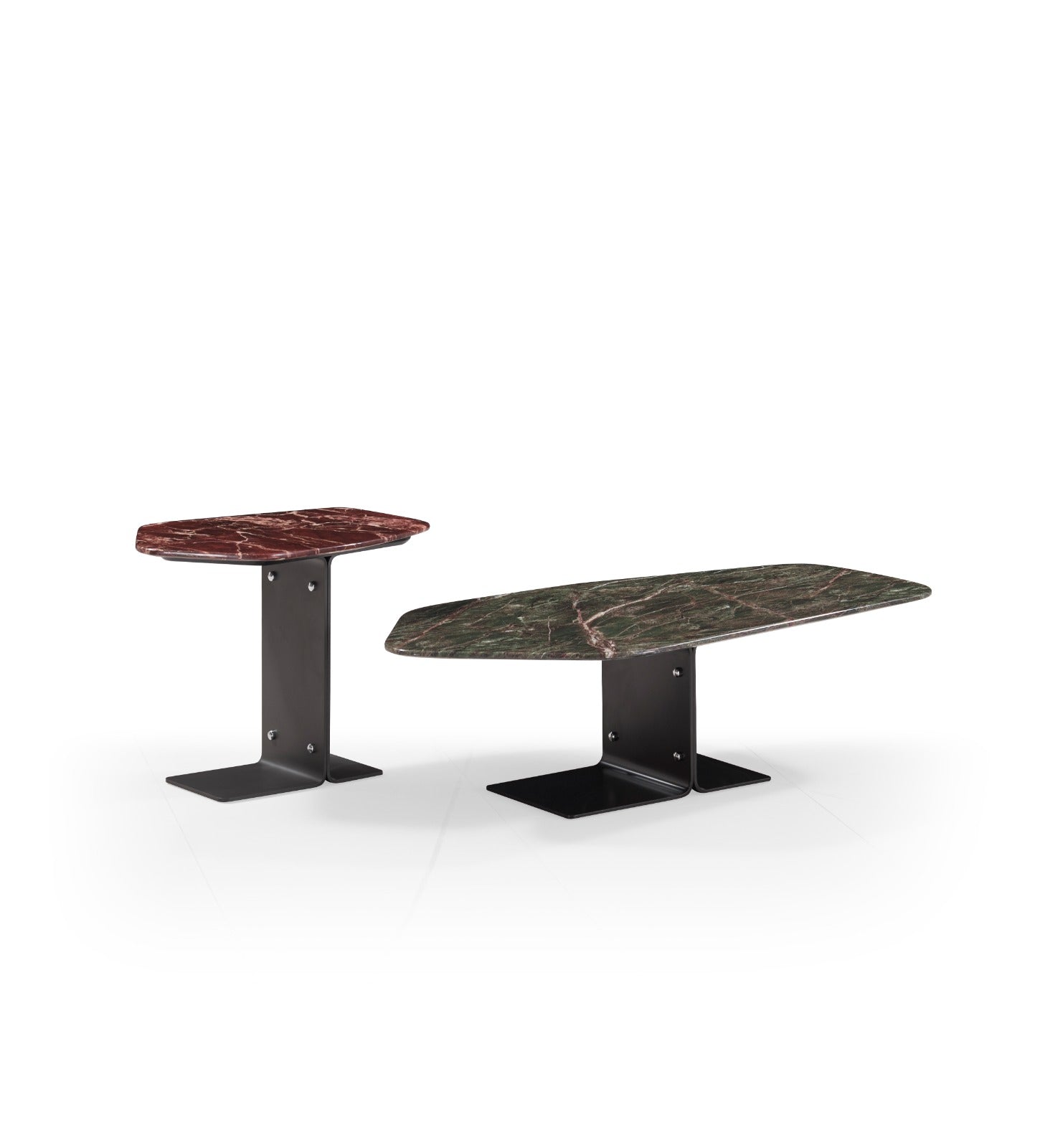 Duo de tables basses Kansas en marbre naturel aux formes organiques et structure métallique.