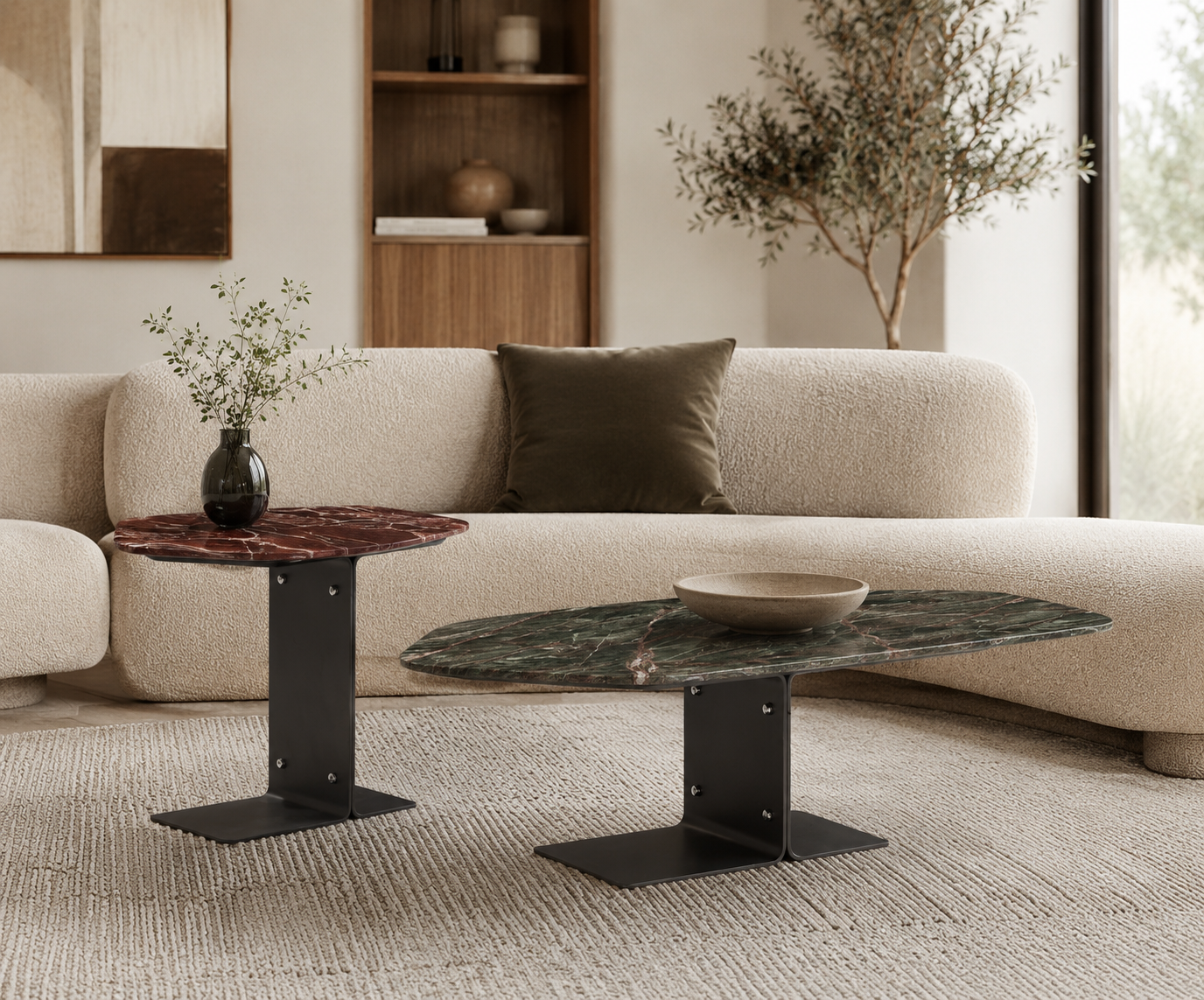 Duo de tables basses Kansas en marbre naturel aux formes organiques et structure métallique.