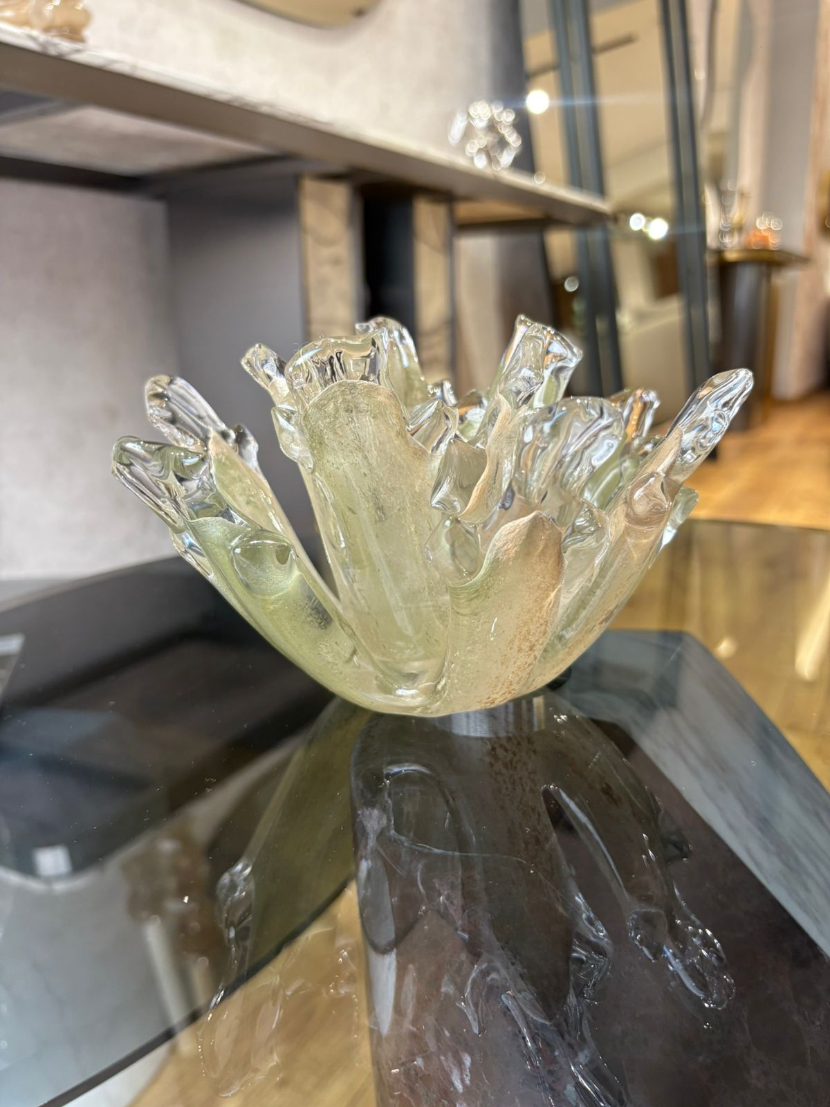 Coupe décorative en verre soufflé transparent avec design organique moderne