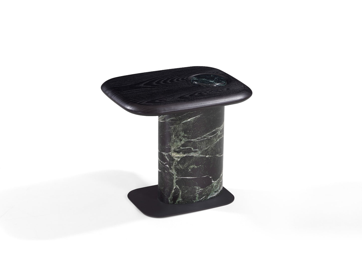 Duo Maryland composé d’une table basse ovale et d’une table d’appoint avec plateau en bois et inserts en marbre naturel.