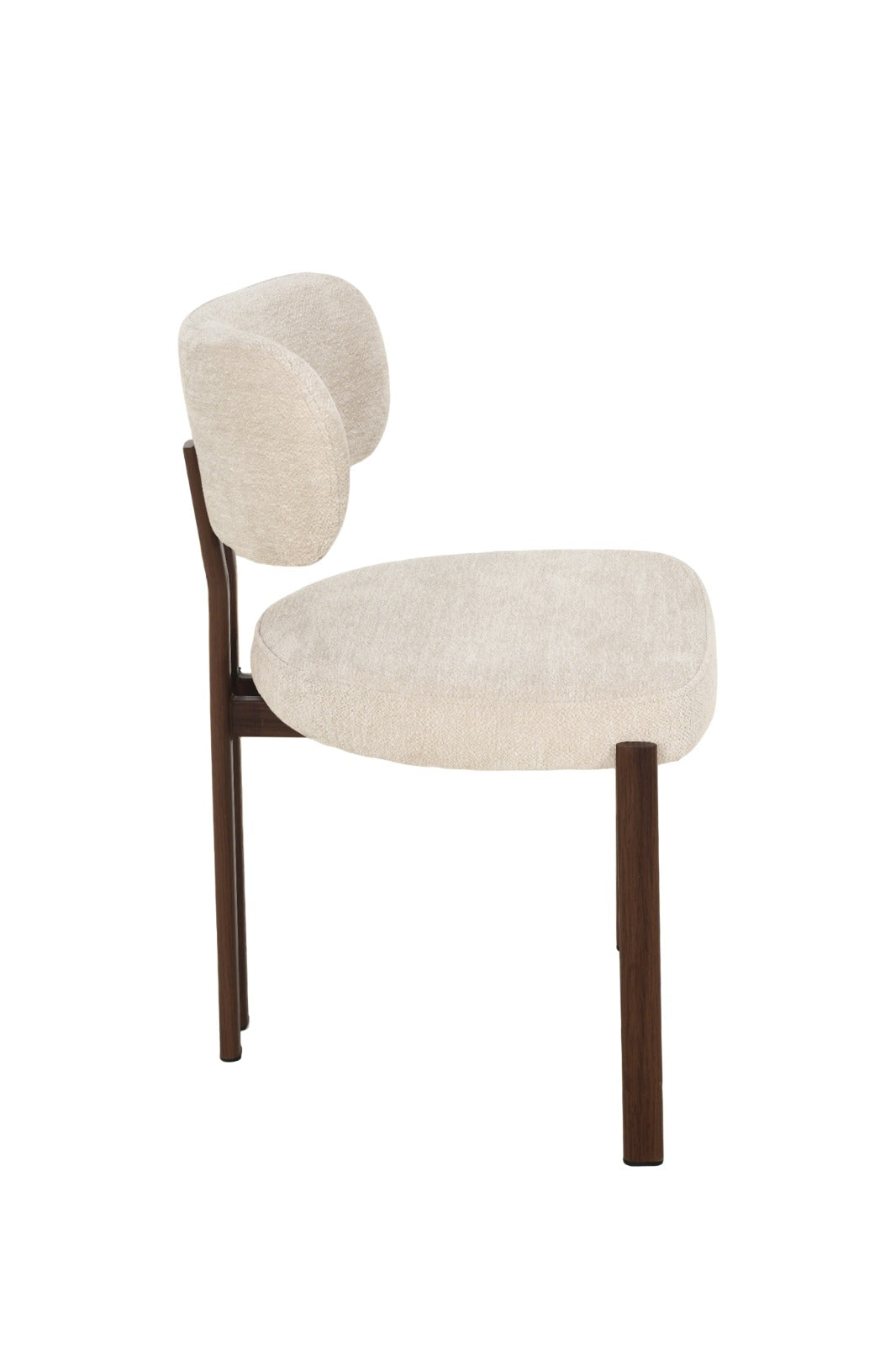 Chaise contemporaine avec assise rembourrée, dossier arrondi et structure en bois.