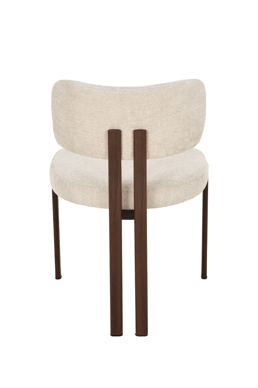 Chaise contemporaine avec assise rembourrée, dossier arrondi et structure en bois.
