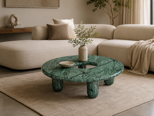 Table basse Nevada en pierre naturelle avec plateau circulaire et ouverture centrale, design contemporain et pieds arrondis.