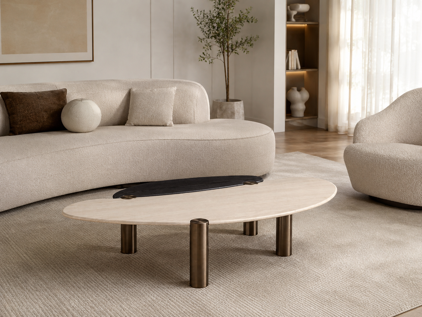 Table basse Oklahoma au design organique avec plateau aux formes arrondies, second plateau décoratif et pieds cylindriques en métal.