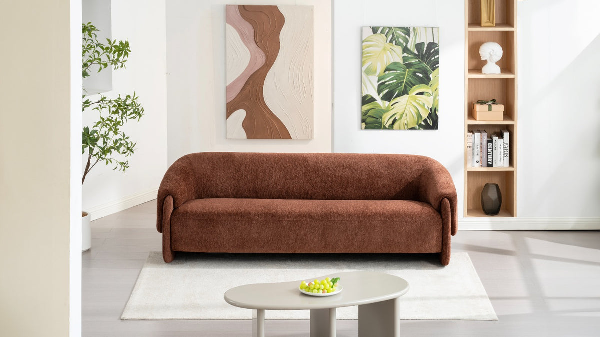 Canapé moderne aux lignes arrondies, avec assise généreuse et accoudoirs enveloppants, idéal pour un salon contemporain.