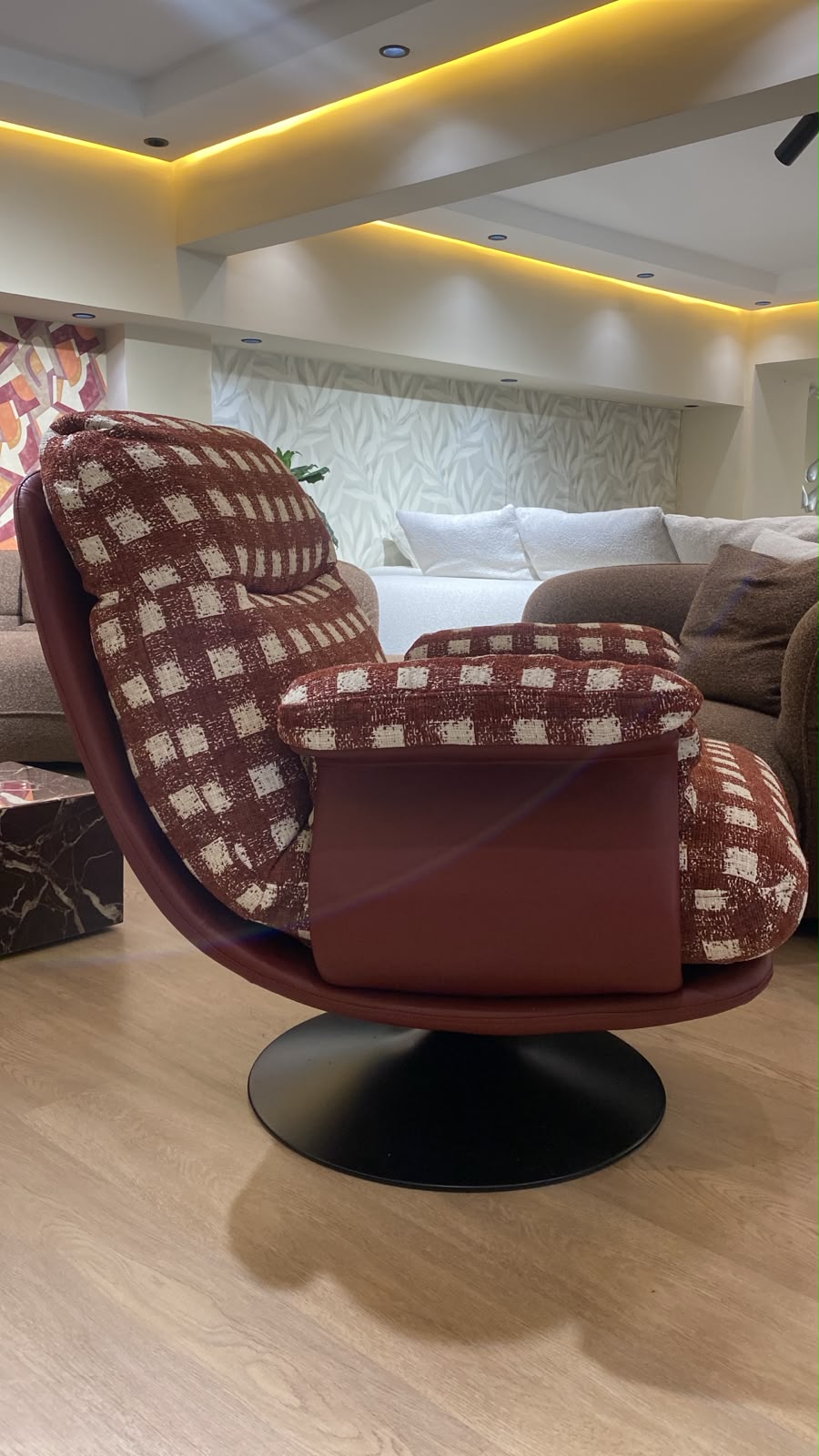 Bergère contemporaine pivotante à 360° avec assise confortable et dossier enveloppant.