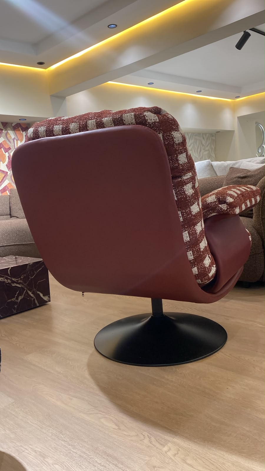 Bergère contemporaine pivotante à 360° avec assise confortable et dossier enveloppant.