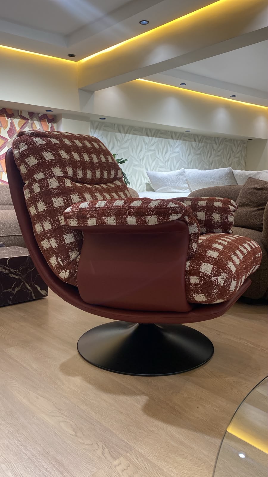 Bergère contemporaine pivotante à 360° avec assise confortable et dossier enveloppant.