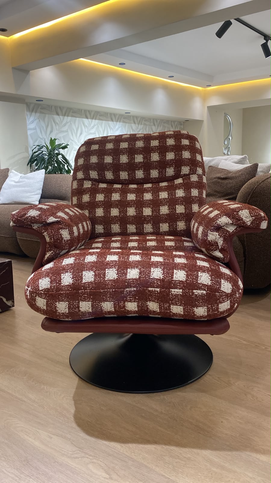 Bergère contemporaine pivotante à 360° avec assise confortable et dossier enveloppant.