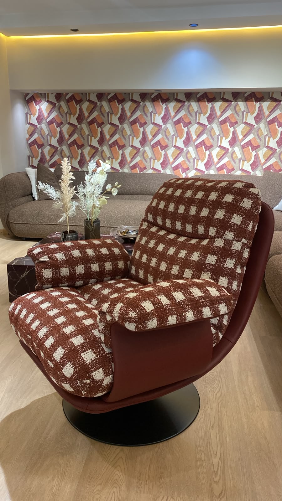 Bergère contemporaine pivotante à 360° avec assise confortable et dossier enveloppant.