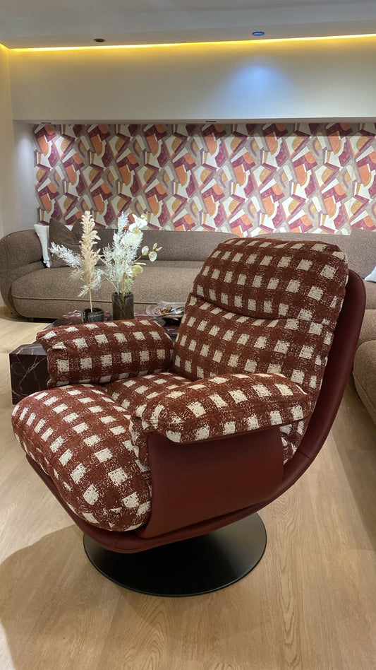 Bergère contemporaine pivotante à 360° avec assise confortable et dossier enveloppant.