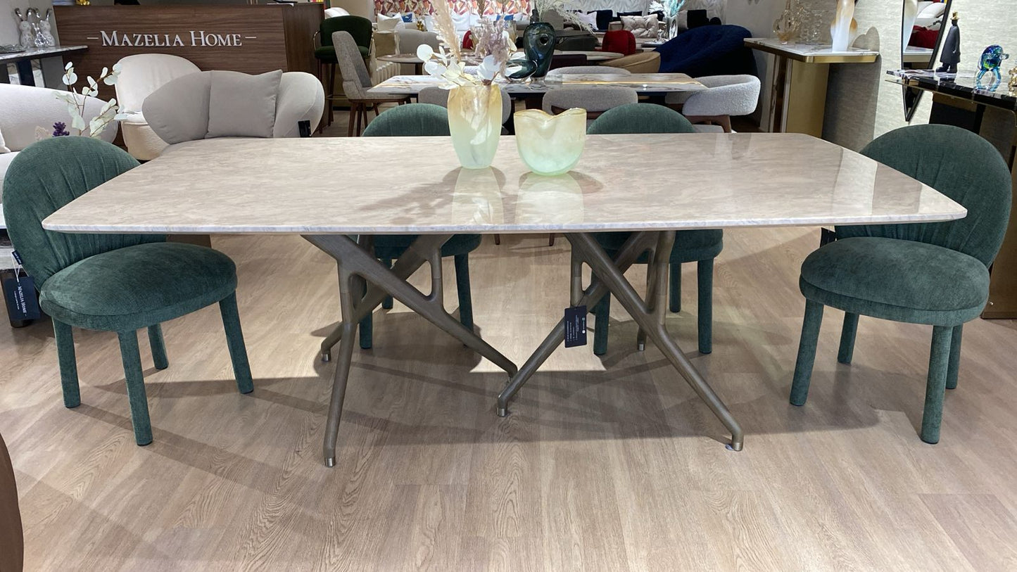 Table à manger moderne avec plateau en marbre clair et pieds design croisés,