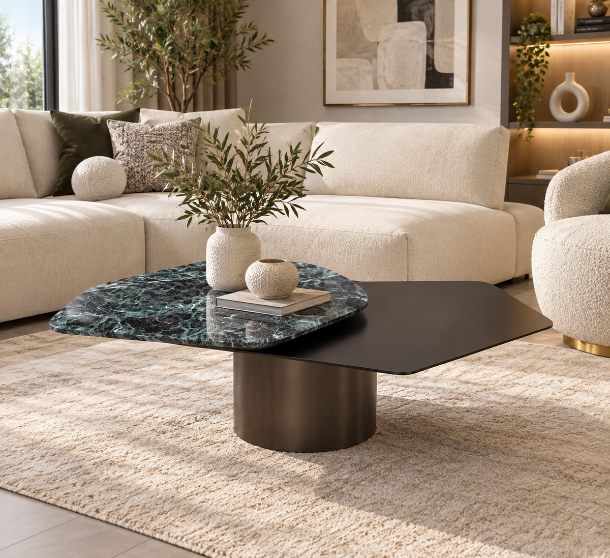 Table basse design contemporaine avec plateau asymétrique noir mat et effet marbre vert foncé, posée sur un pied cylindrique central dans un salon moderne.
