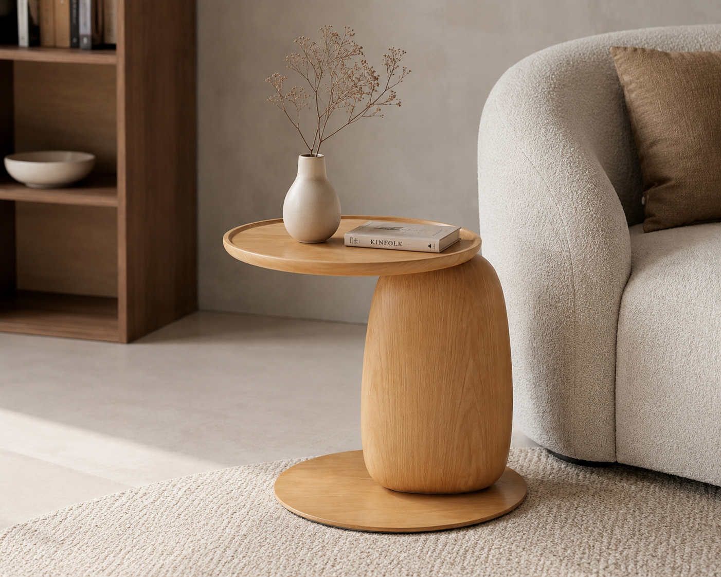 Table d’appoint ronde au design sculptural, avec plateau circulaire et piètement central arrondi, idéale pour un salon moderne.