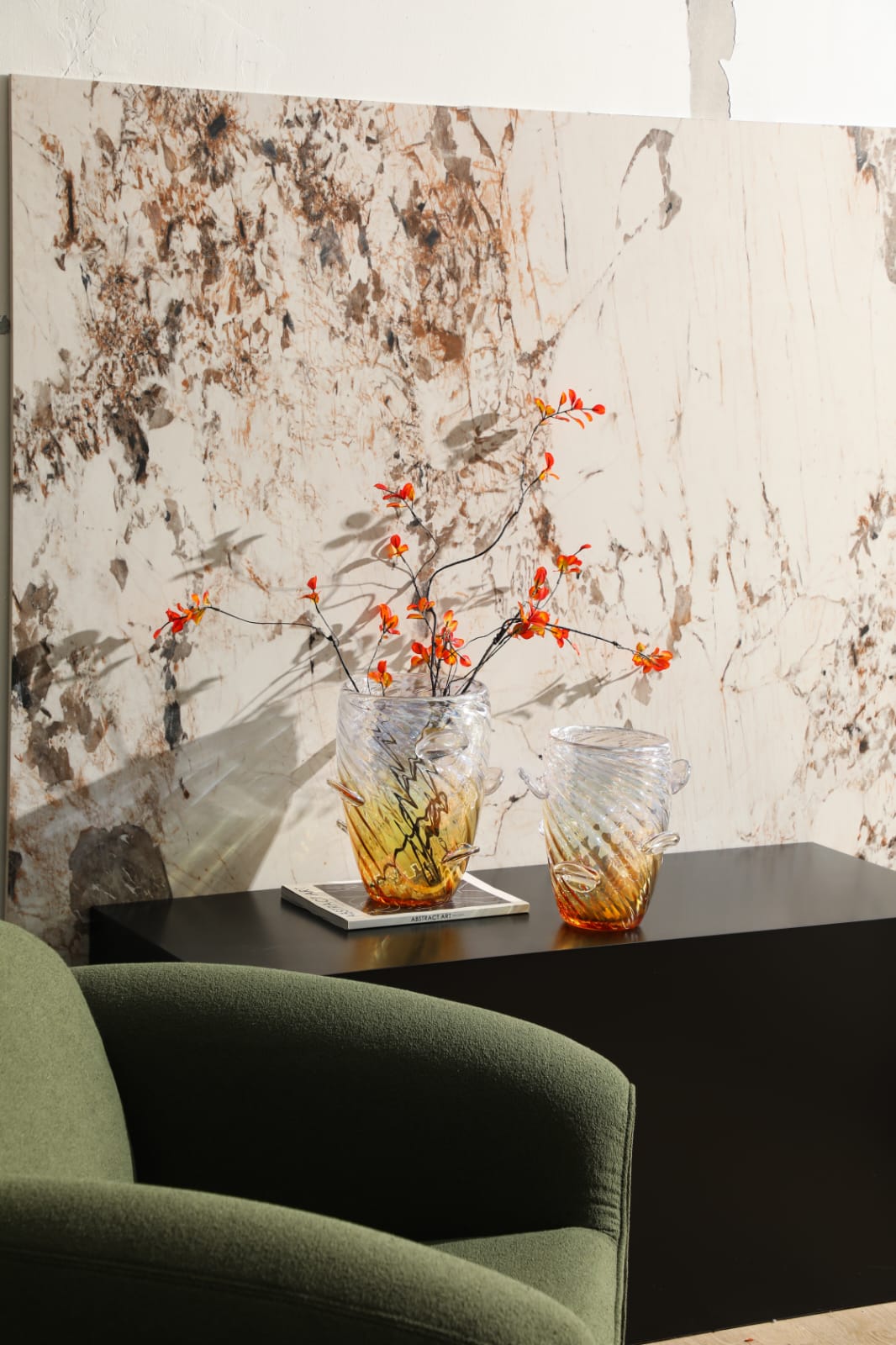 Ensemble de deux vases décoratifs contemporains en verre artistique avec reflets lumineux et finition ambrée.