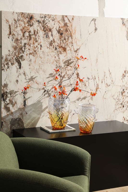 Ensemble de deux vases décoratifs contemporains en verre artistique avec reflets lumineux et finition ambrée.