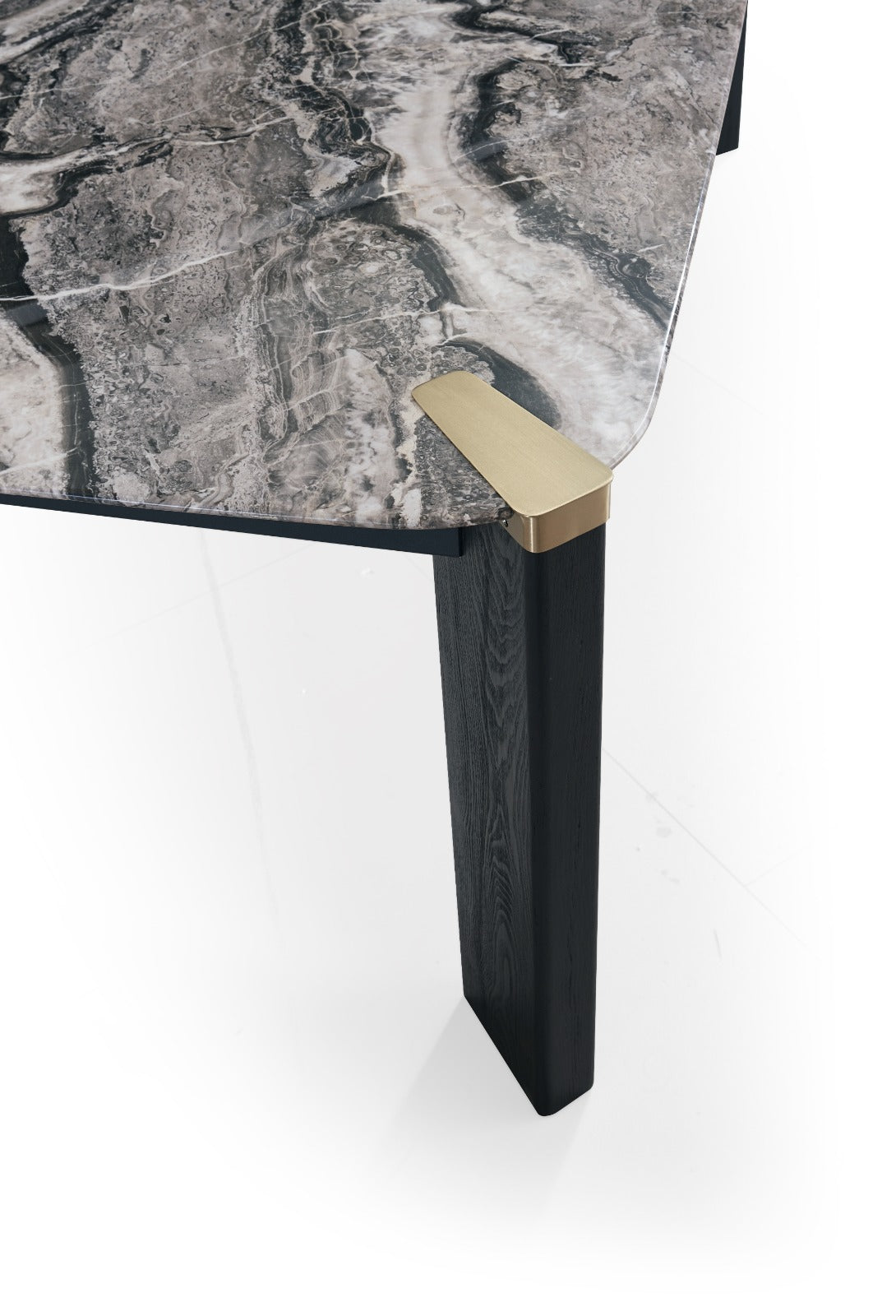 Table à manger moderne avec plateau effet marbre et structure élégante, accompagnée de chaises rembourrées.